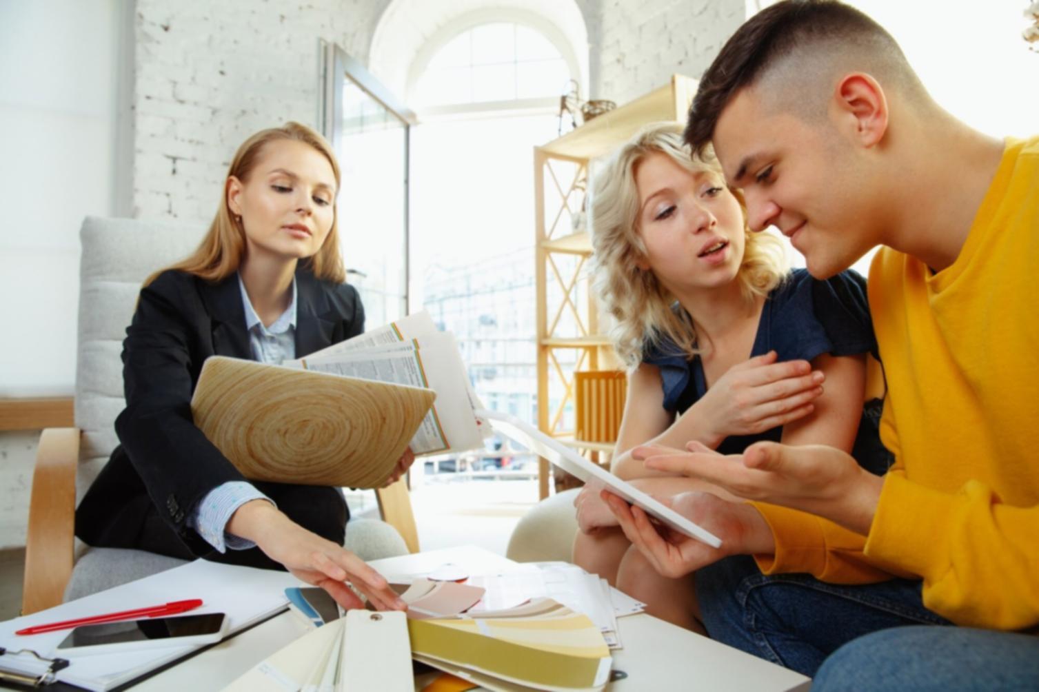 Finanzanalyse Arbeitsplatz mit Charts und Dokumenten