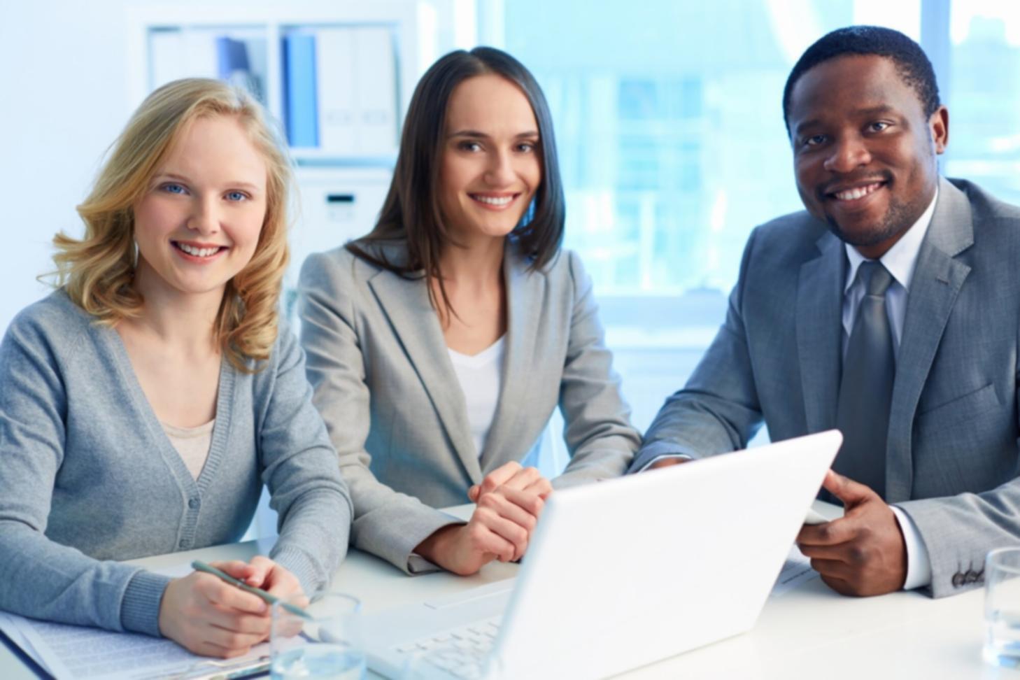 Finanzanalyse Arbeitsplatz mit Dokumenten und Computer